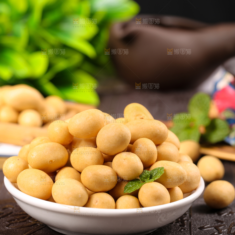盘子里装着鱼皮花生