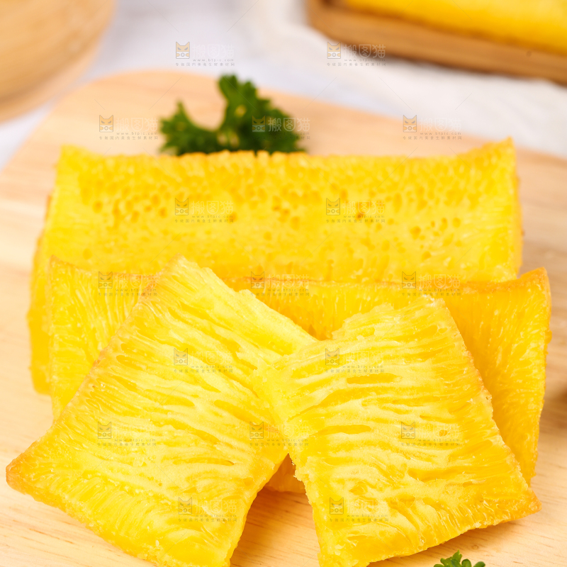 木板上摆放着椰汁黄金糕