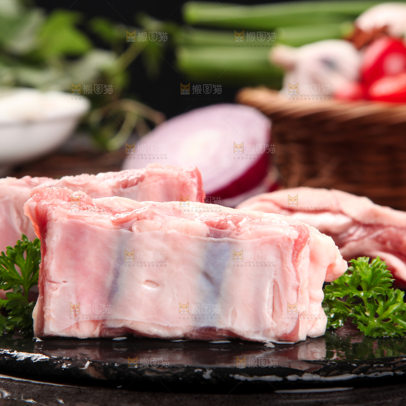 石板上放着羊排骨