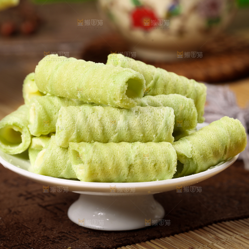 碟子里装着抹茶蛋卷