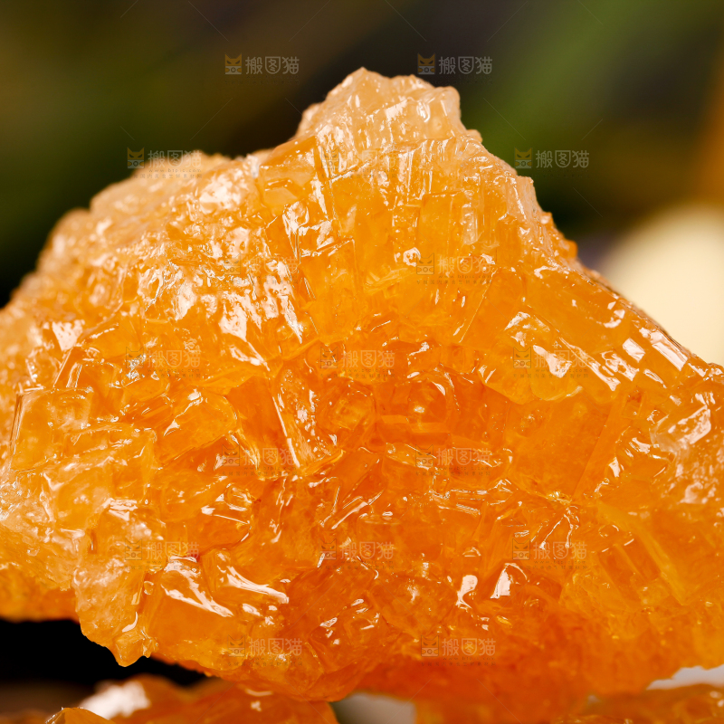 盘子里放着黄冰糖块