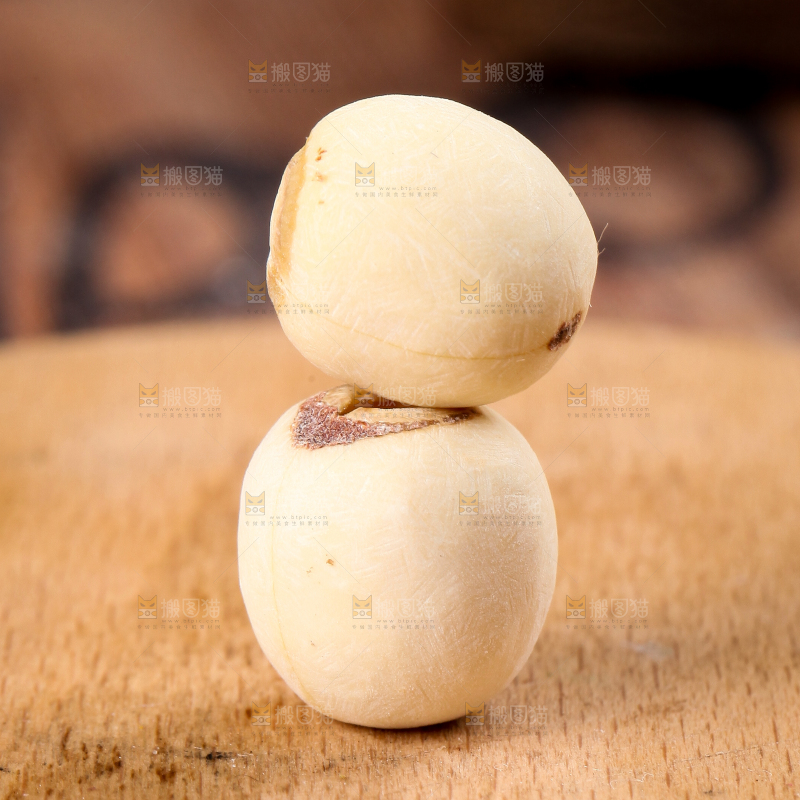 木板上放着九鲤湖白莲子