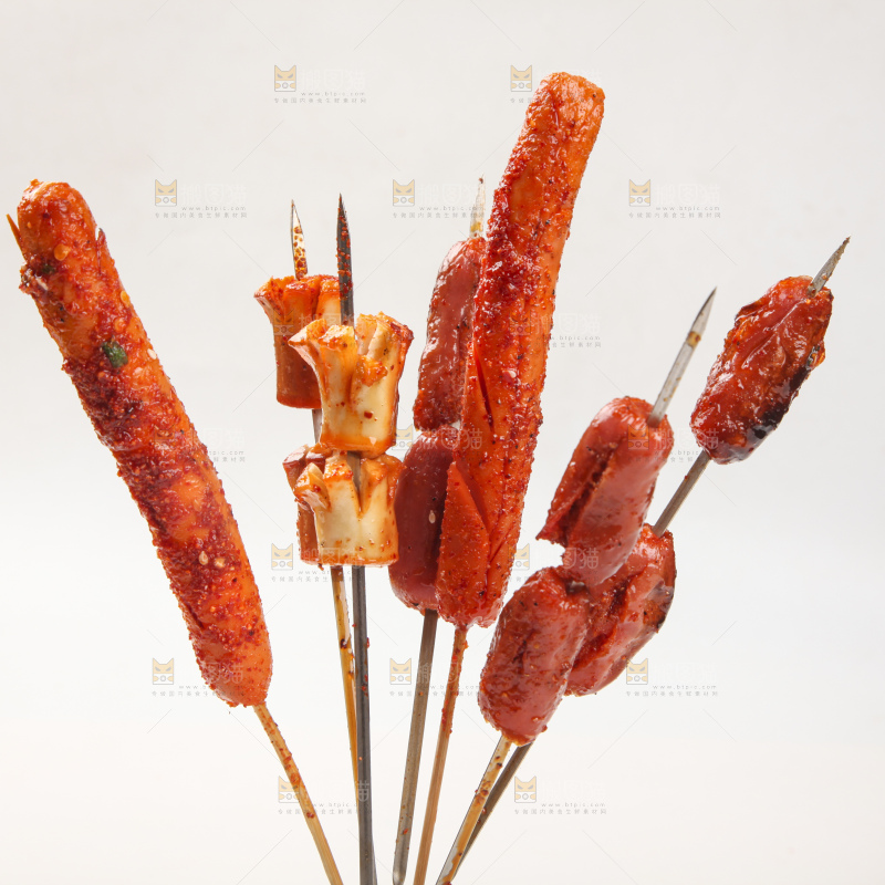 白底上的脆皮肠串