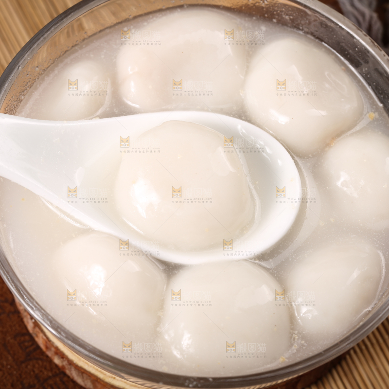 汤碗里放着汤圆