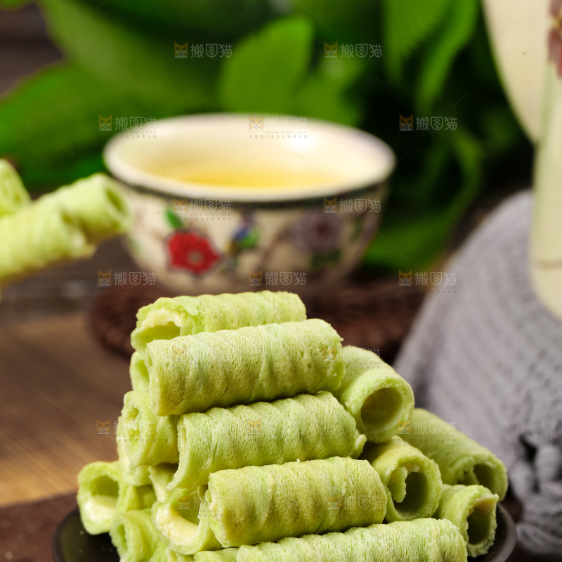 木底上摆放着抹茶卷
