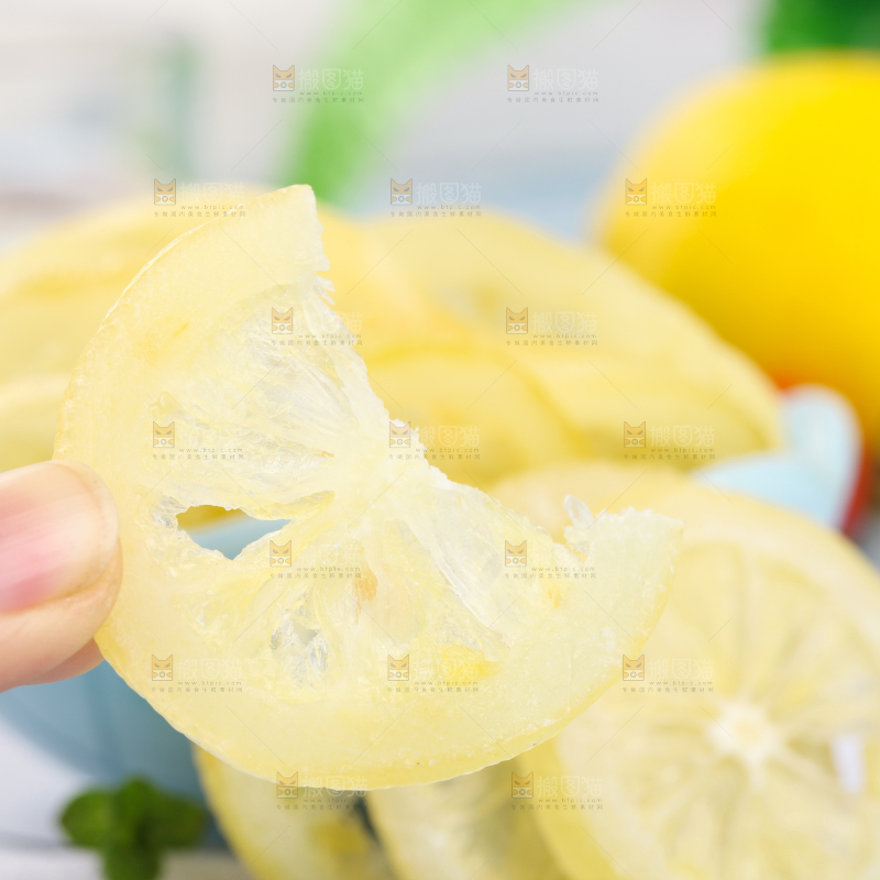 白格子底上的柠檬干片