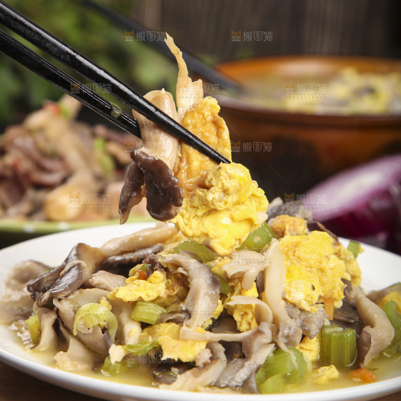盘子里的平菇炒鸡蛋