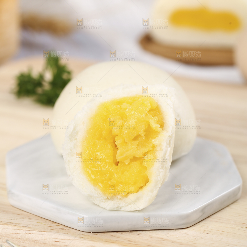 叉子上叉着广式奶黄包