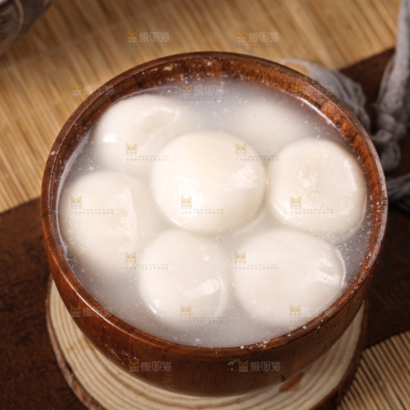 汤碗里放着汤圆