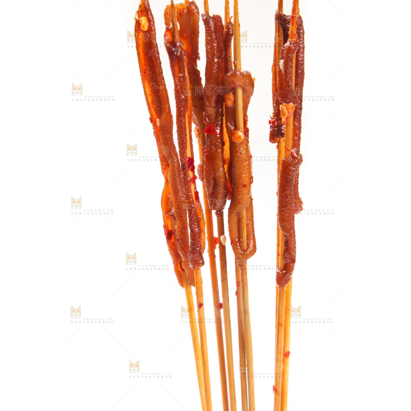 白底上放着鸭肠串