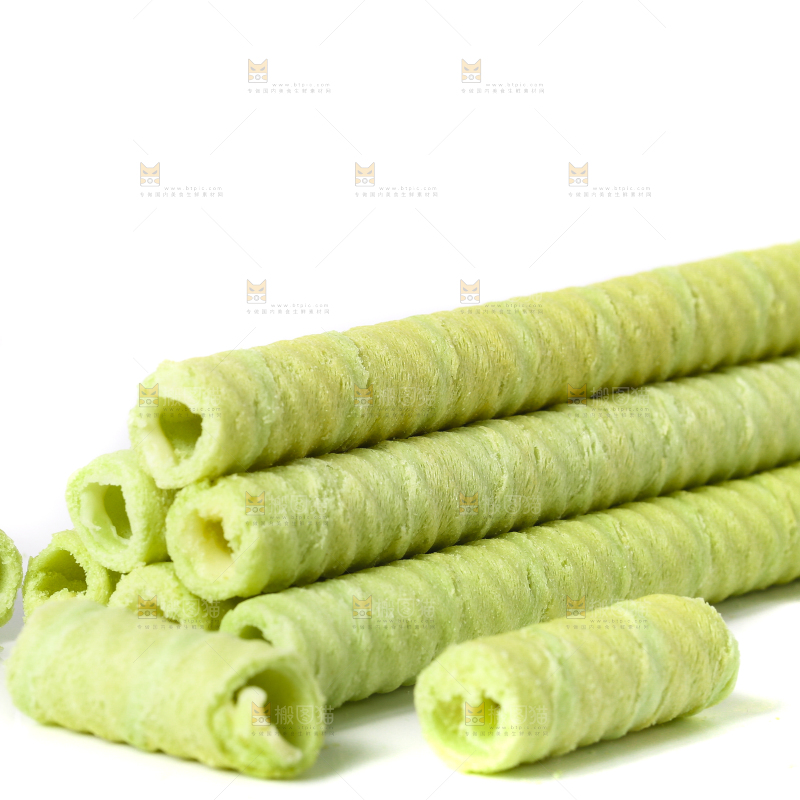 白底上摆放着抹茶卷