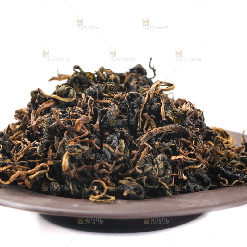 盘子里放着蒲公英茶