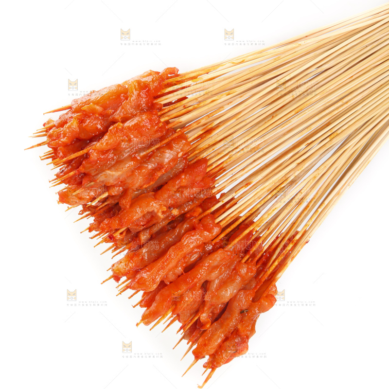 白底上放着肉串
