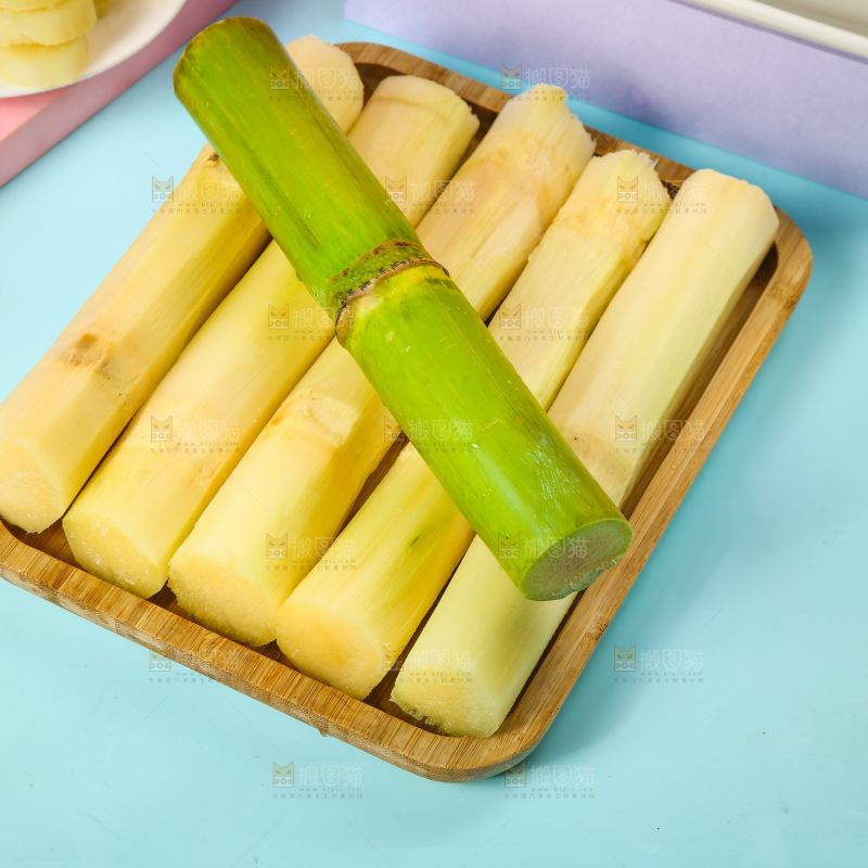蓝底上放着一盘陶山甘蔗