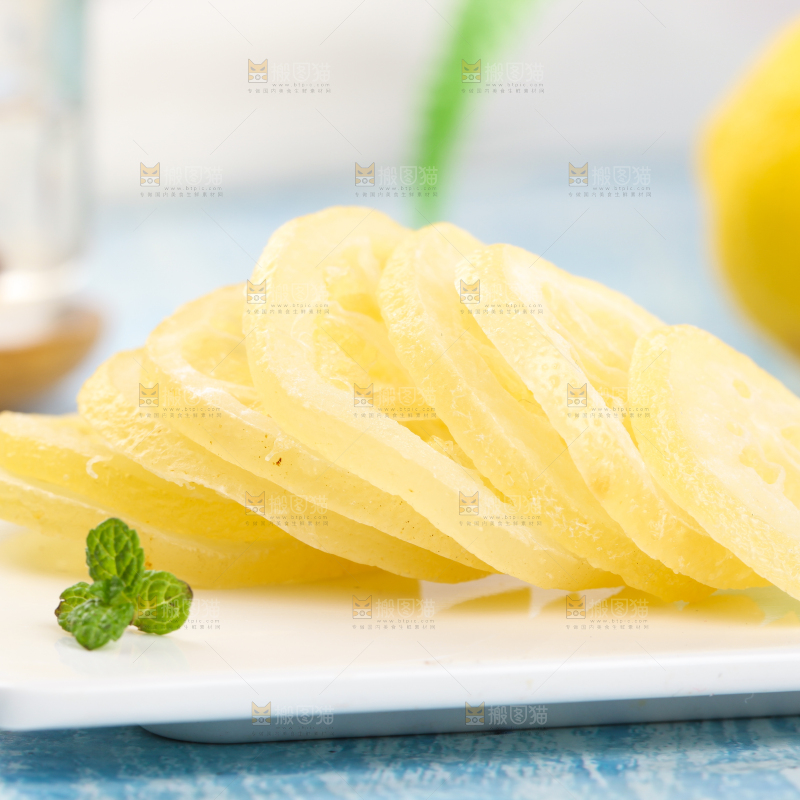 石板上放着干片柠檬干