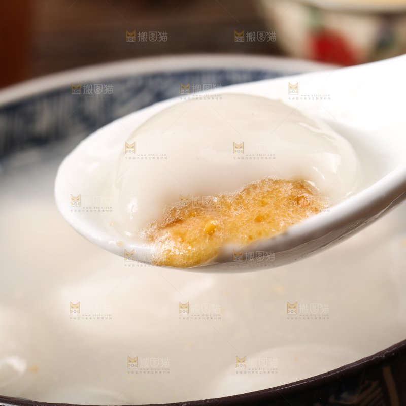 汤碗里放着汤圆