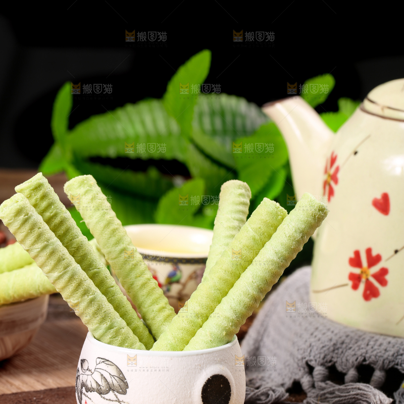 木底上摆放着抹茶卷