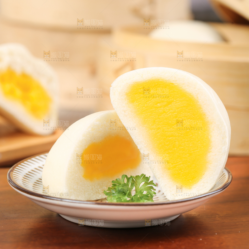 盘子里的奶黄流沙包