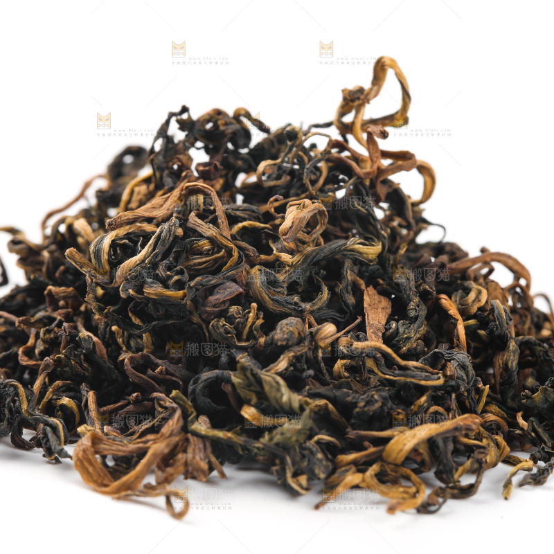 白底上摆放着蒲公英茶