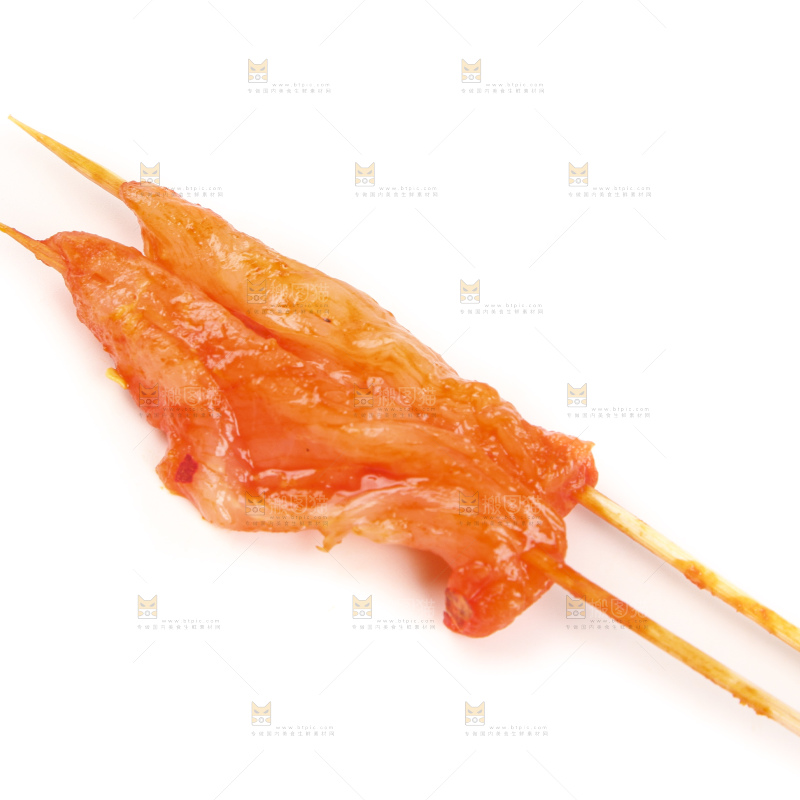 白底上放着肉串