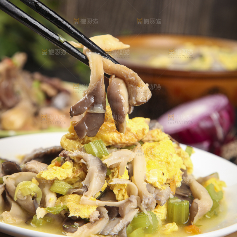 盘子里的平菇炒鸡蛋