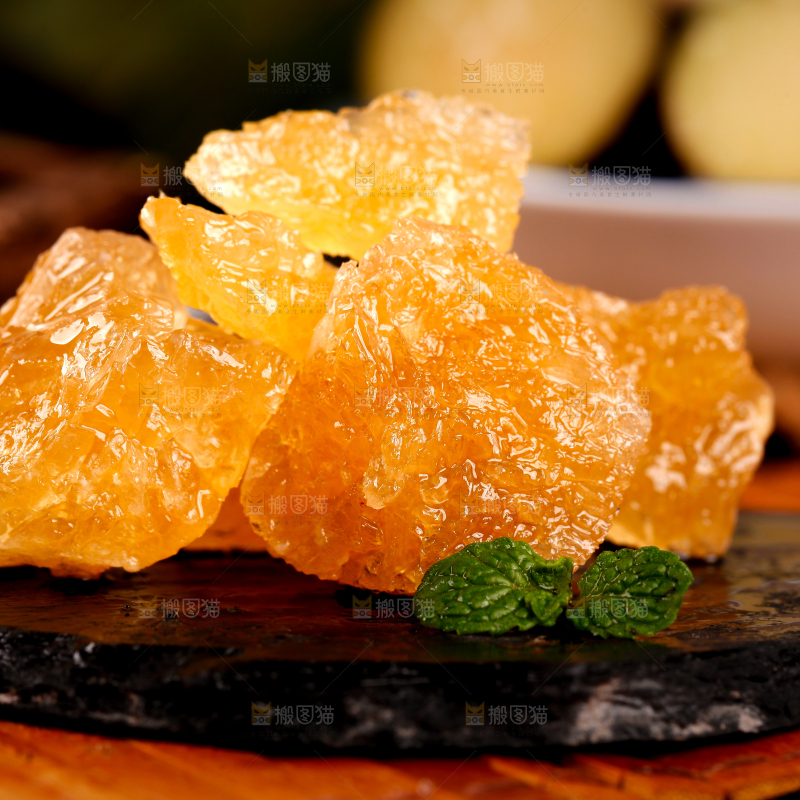 盘子里放着黄冰糖块