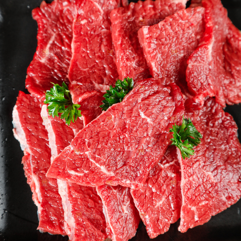 木底上放着一盘鲜牛肉片