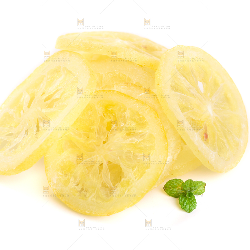 白底上放着干柠檬片