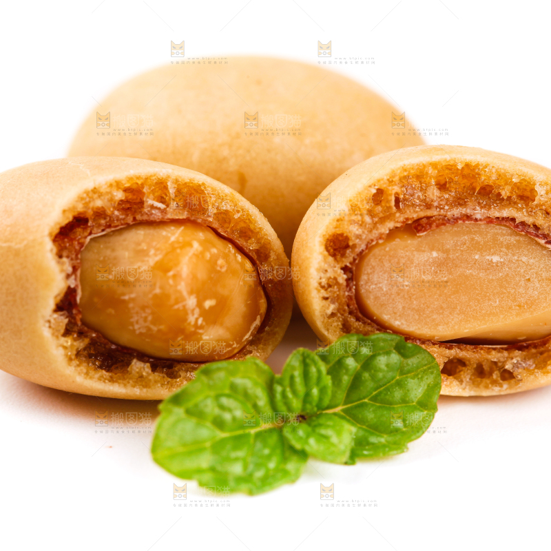 盘子里装着鱼皮花生