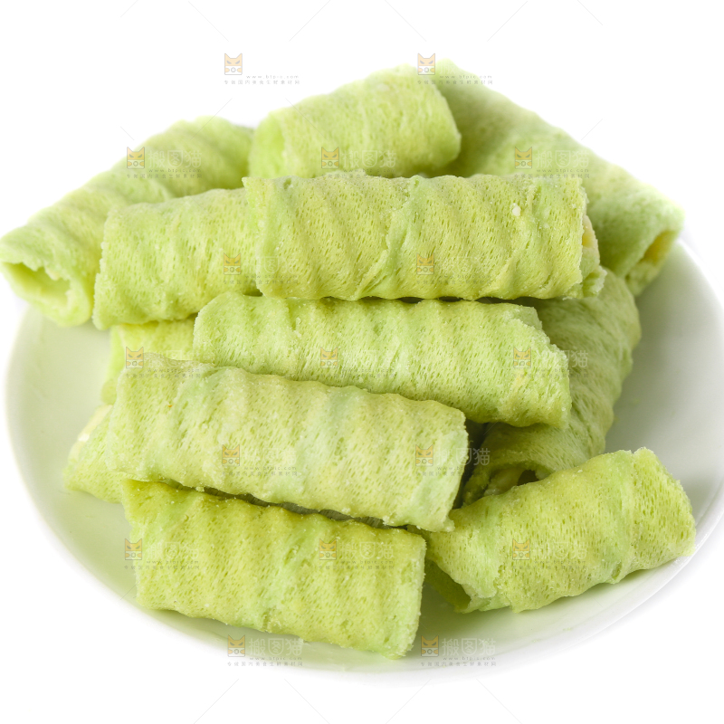 碟子里装着抹茶蛋卷