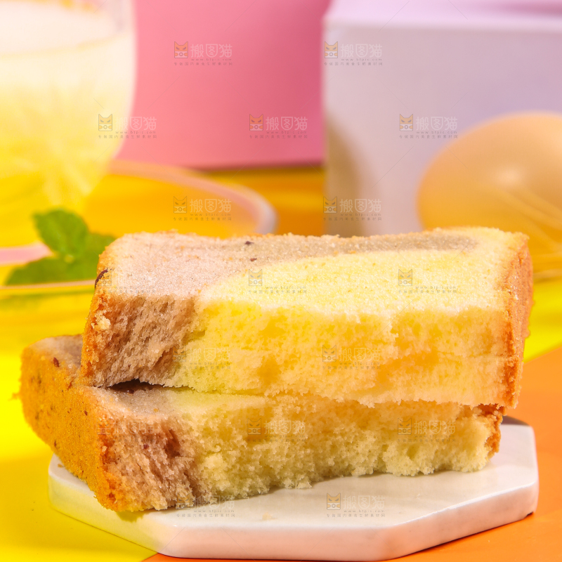 石板上掰开的吐司