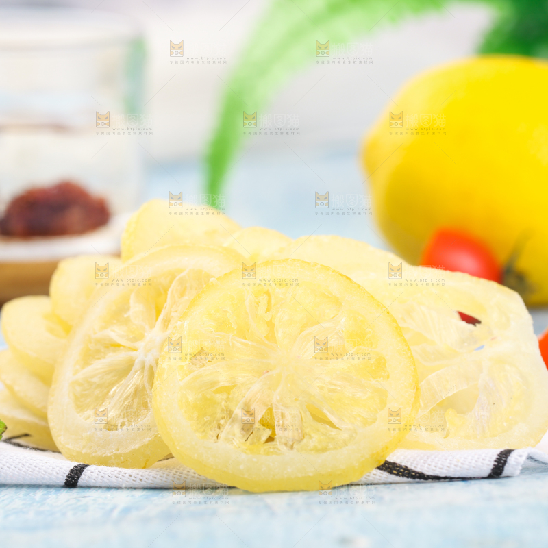 白格子底上的柠檬干片