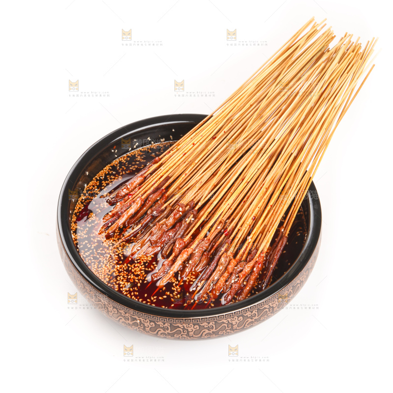 白底上的肉串