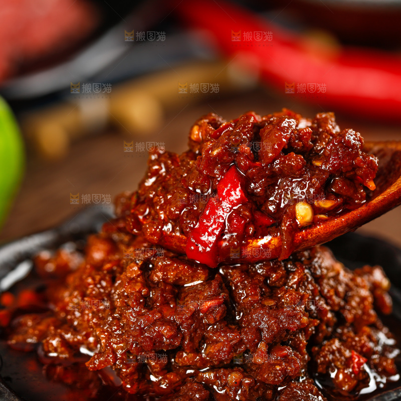 勺子里的牛肉酱