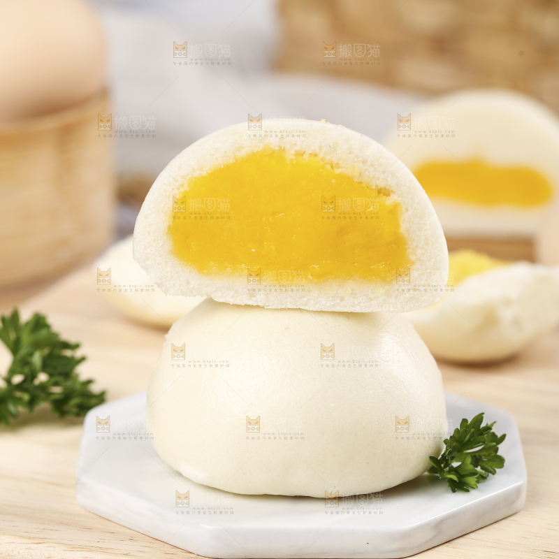 石板上放着奶黄包