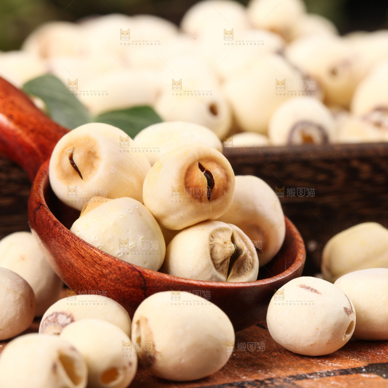 木板上放着九鲤湖白莲子