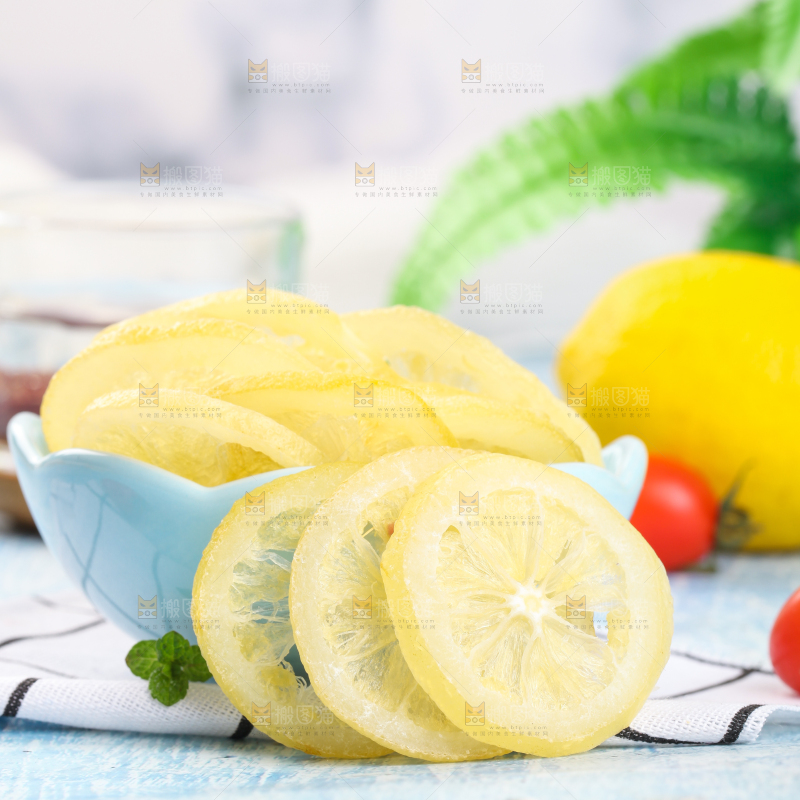 白格子底上的柠檬干片