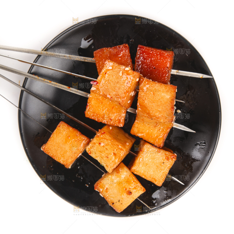盘子里的豆腐串