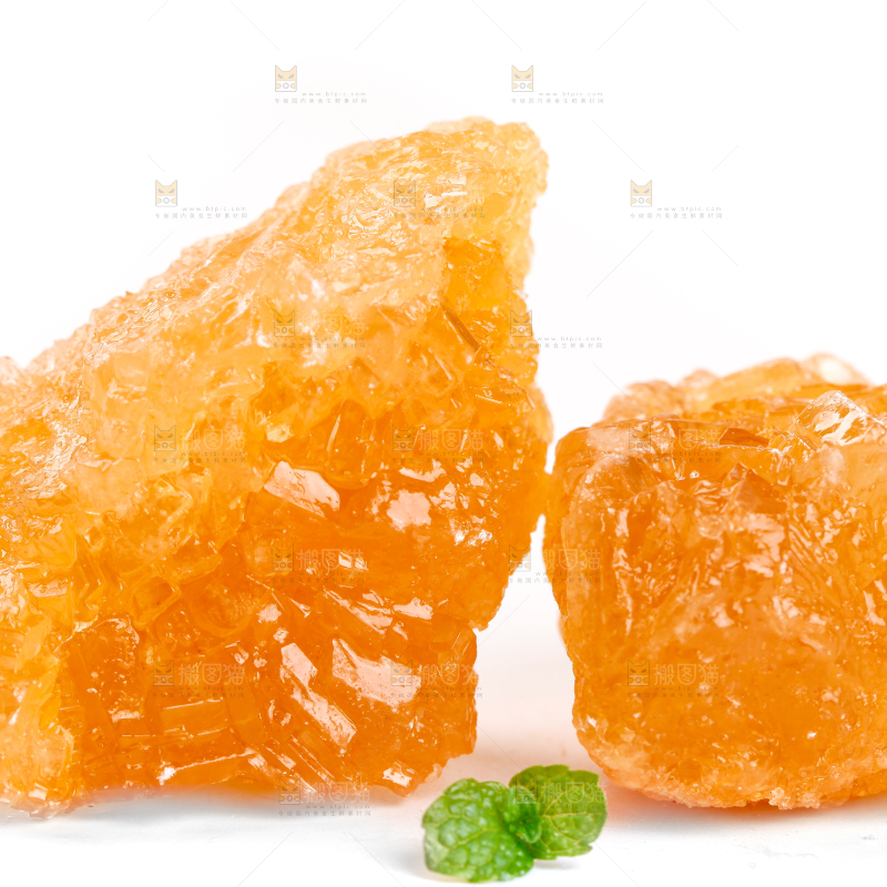 白底上摆放着黄糖块