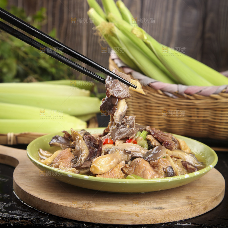 盘子里装着平菇炒肉