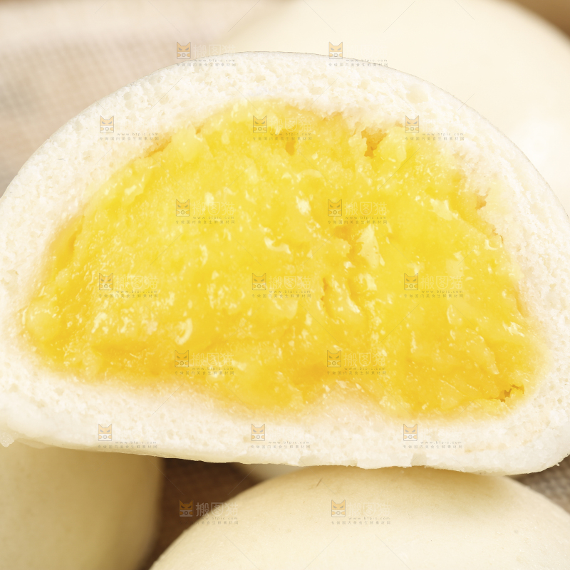 盘子里的奶黄馅包子