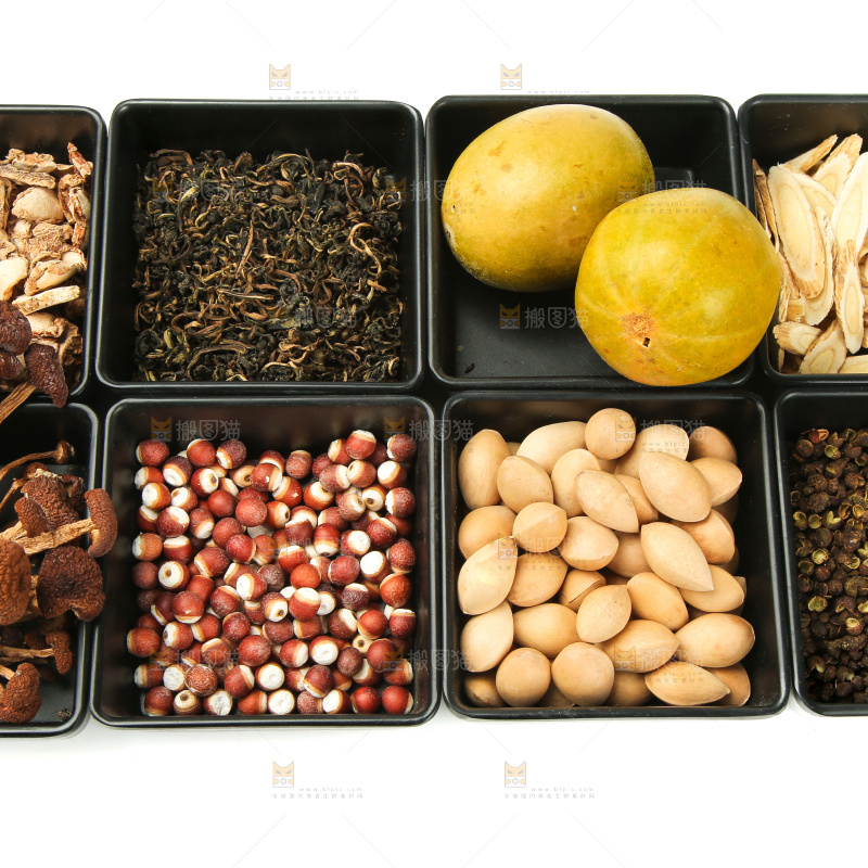 盘子里放着香料组合