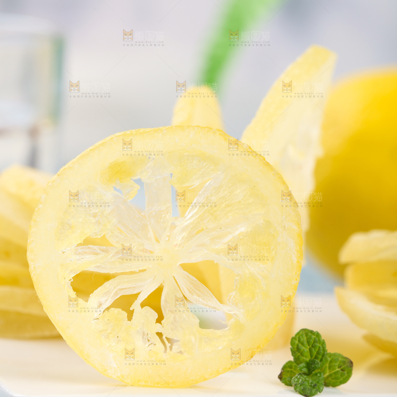 石板上放着干片柠檬干