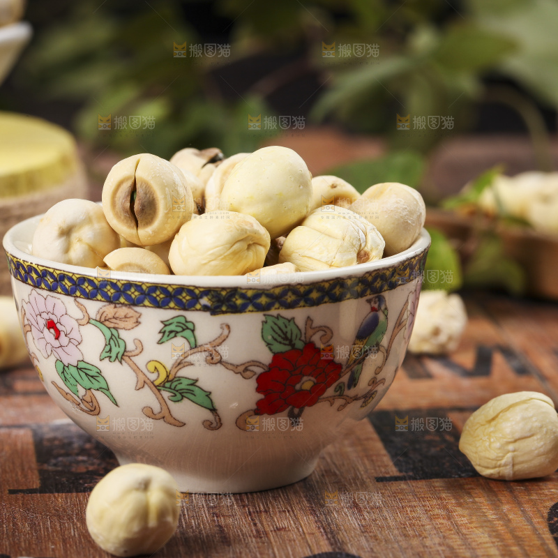 碗里装着洪湖干莲子