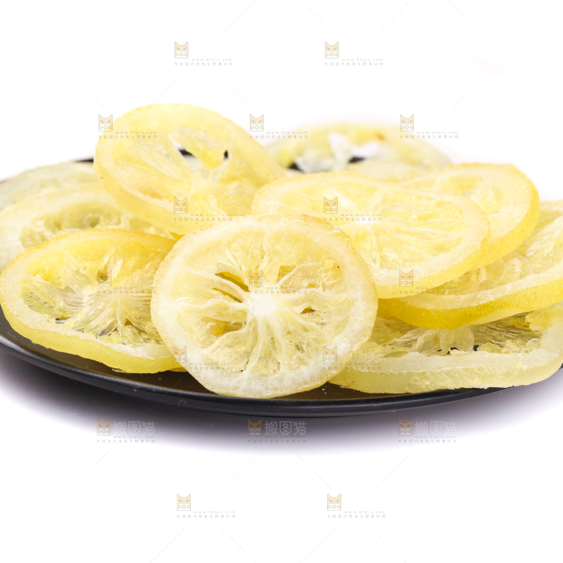 白底上放着干柠檬片