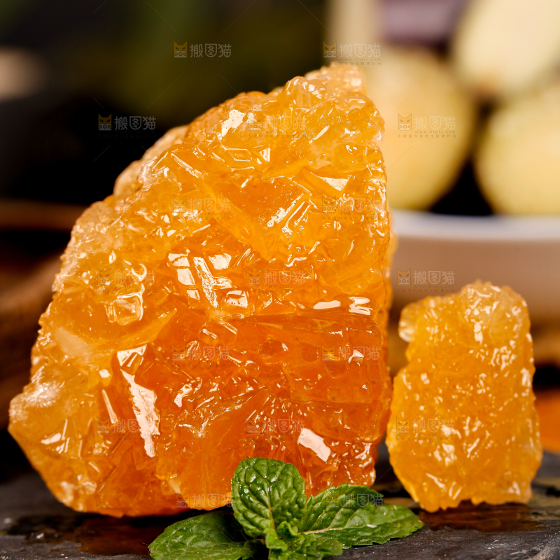 盘子里放着黄冰糖块