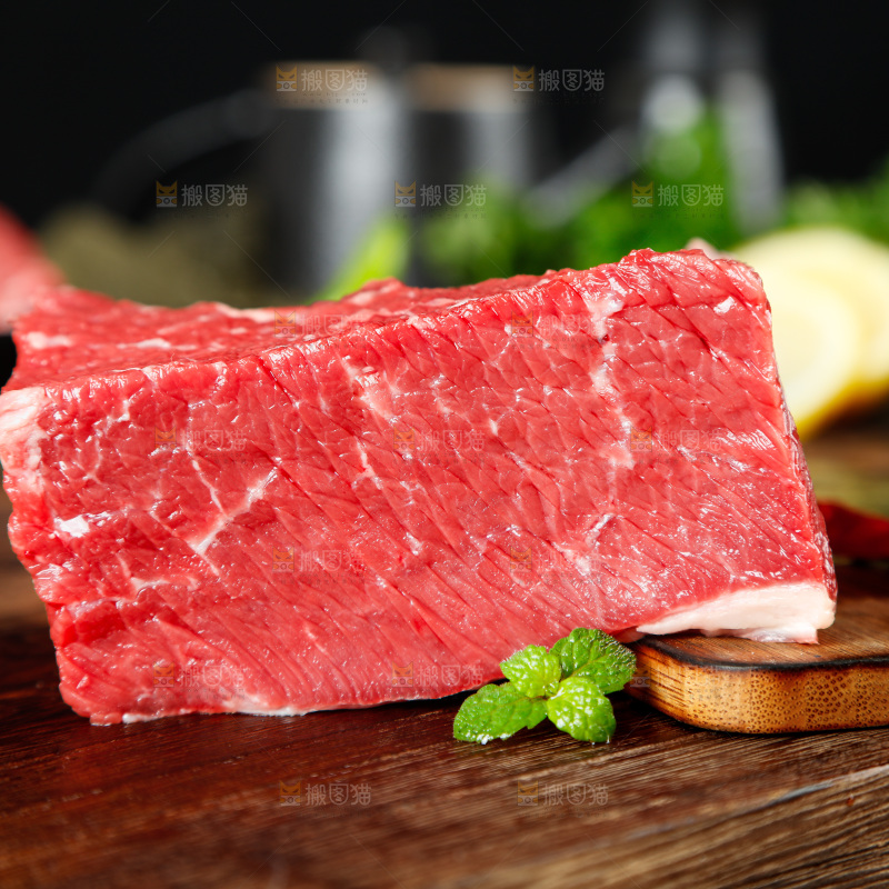 木板上放着一块鲜牛肉