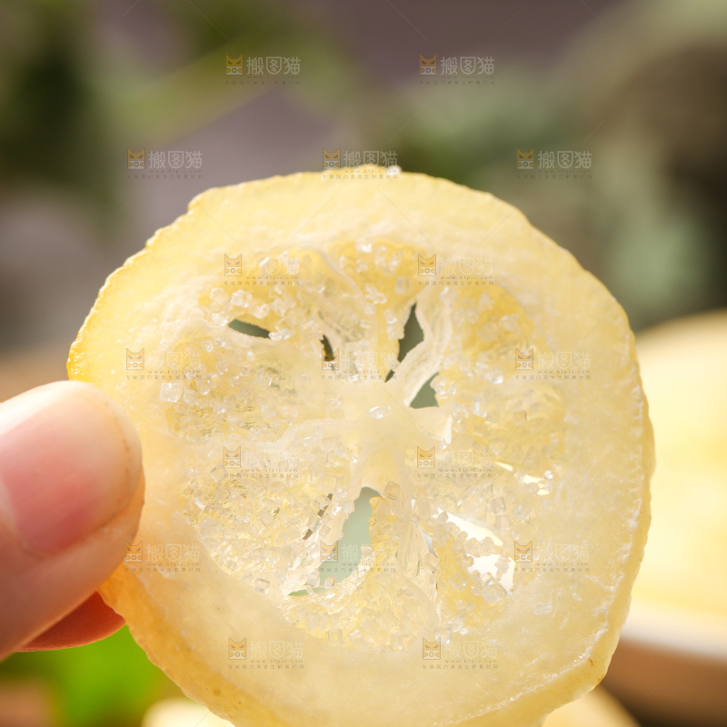 木板上的柠檬片