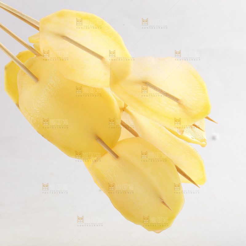 白底上放着土豆串