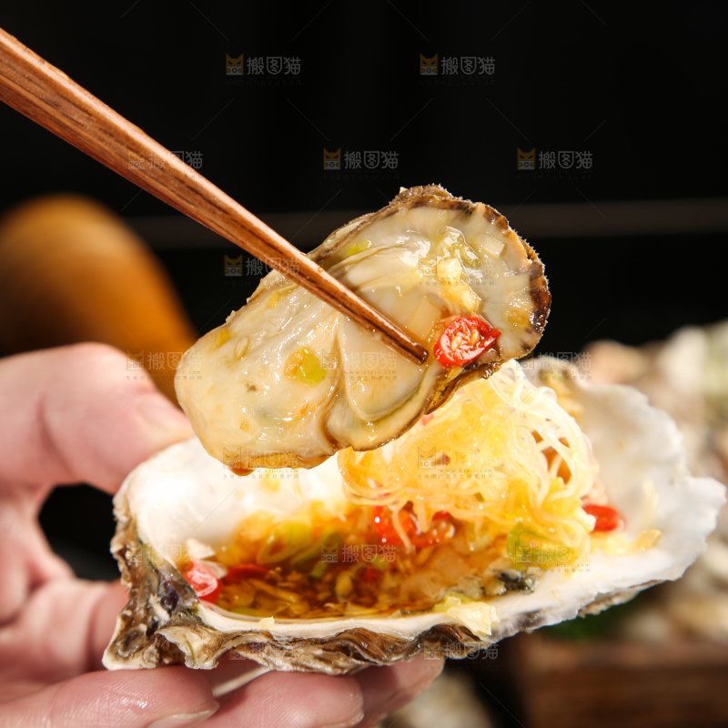 筷子夹着生蚝粉丝